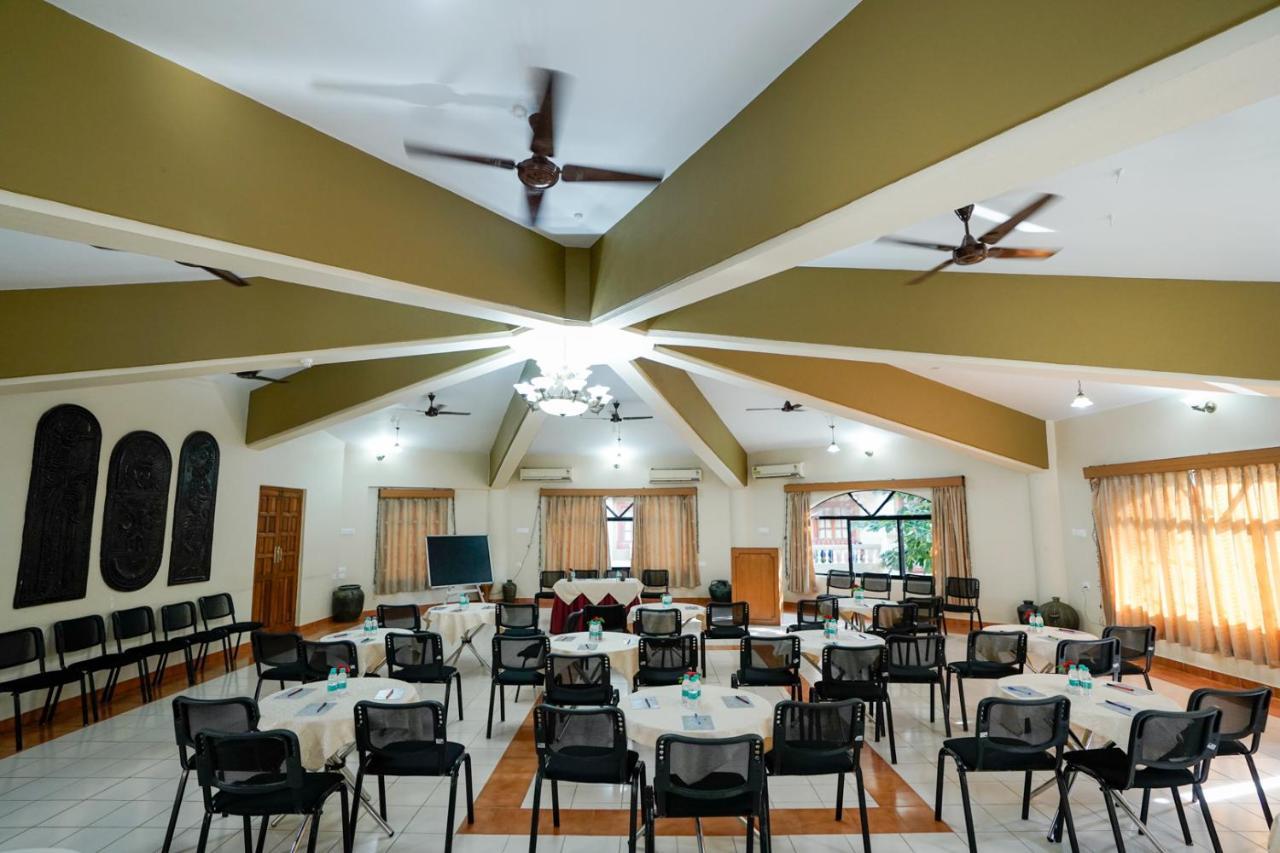 Highland Village Beach Resort Candolim Exterior photo