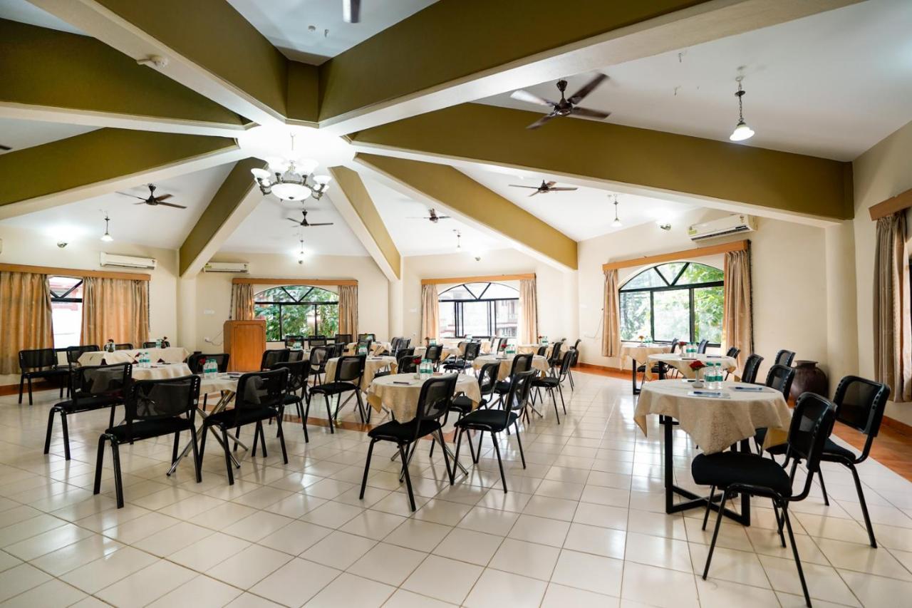 Highland Village Beach Resort Candolim Exterior photo