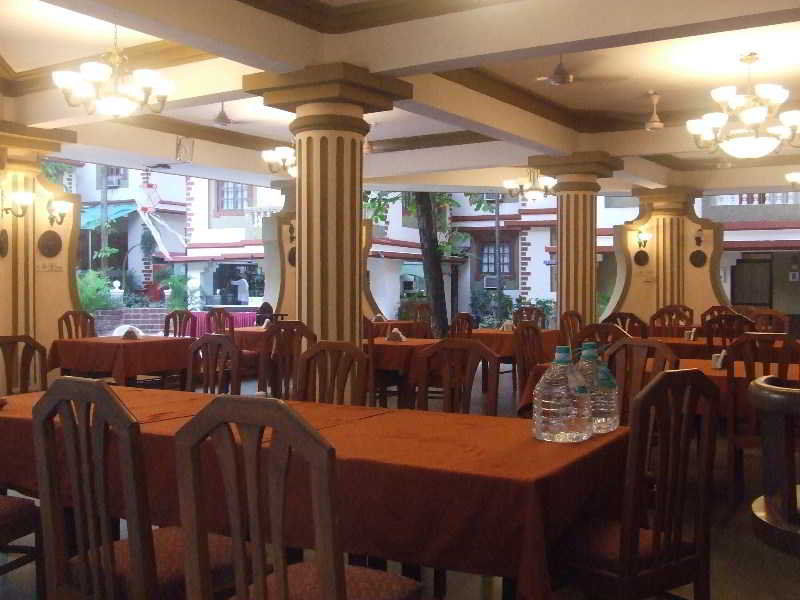 Highland Village Beach Resort Candolim Exterior photo